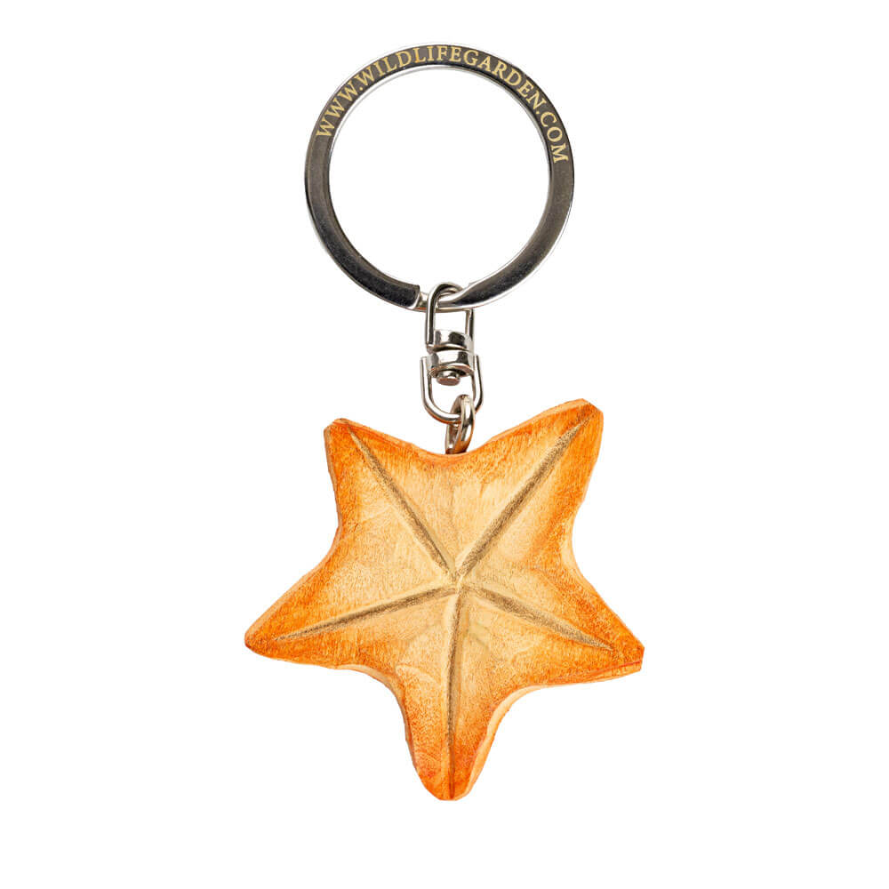 Der handgefertigte Schlüsselanhänger aus Holz "Seestern" von Wildlife Garden ist mit einem Metallring samt Gravur WWW.WILDLIFEGARDEN.COM versehen - das perfekte maritime Geschenk.