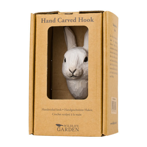 Ein Karton mit der Aufschrift "Handgeschnitzter Haken" von Wildlife Garden zeigt einen handgeschnitzten Wandhaken aus Holz | Schneehase, der durch ein ausgeschnittenes Fenster in der Verpackung sichtbar ist.