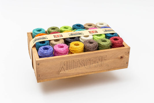 Nutscene Twines Ltd - Holzkiste mit kleinen Nutscene Heritage Twine Spulen