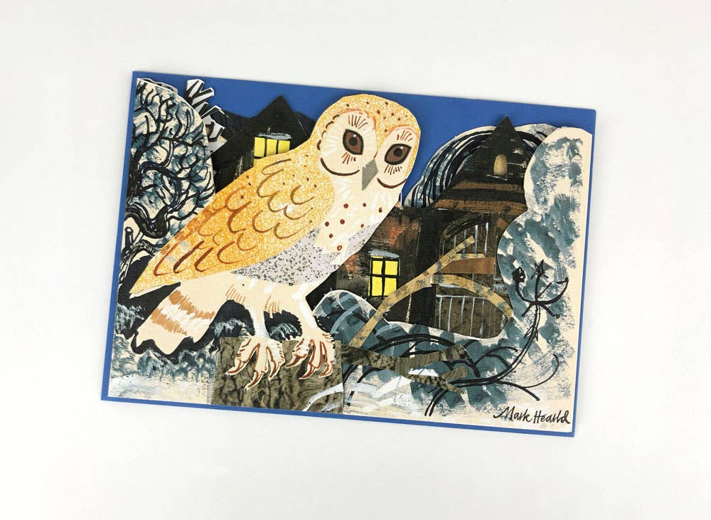 Art Angels - Silent Flight Collage Karte von Mark Hearld: zeigt eine weiß-goldene Eule auf einem verschneiten Ast vor einem dunklen Haus mit leuchtenden Fenstern und fängt die winterliche Nacht im typischen Collage-Stil ein. Perfekt als Ziehharmonika-Karte.