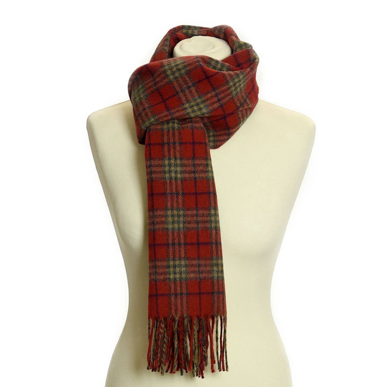 Eine Schaufensterpuppe zeigt den Lammwoll-Landkaro-Schal von Tweedmill Textiles, einen roten, grünen und gelben Schal mit Fransen an den Enden. Er besteht aus 100 % Lammwolle und bietet stilvolle Wärme und Komfort, wenn er locker um den Hals gewickelt wird.