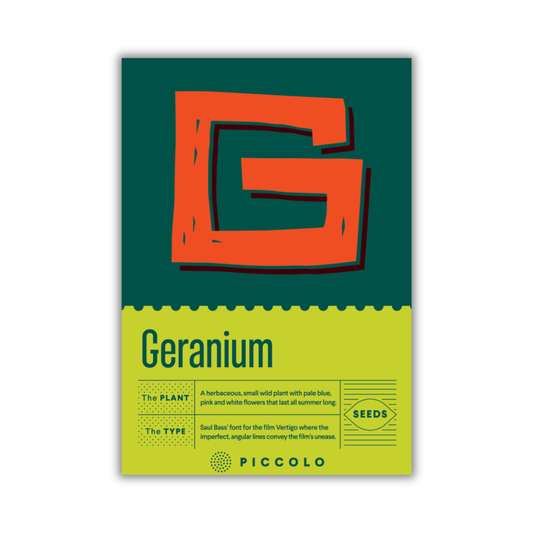 Eine Saatgutpackung von Piccolo Seeds zeigt ein großes orangefarbenes "G" auf grünem Hintergrund. Darunter steht "Geranie", und in einem gelben Abschnitt mit der Aufschrift Piccolo werden die Informationen zum Saatgut hervorgehoben. Produkt: Piccolo Seeds - G - Geranie.