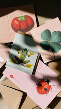 Lade das Bild in den Galerie-Viewer, Mehrere 30x40-Mini-Grußkarten - wie die von Paul [Kleeblatt] - zeigen farbenfrohe Illustrationen, sind mit Kraftumschlägen versehen und werden in Deutschland auf Recyclingpapier gedruckt.
