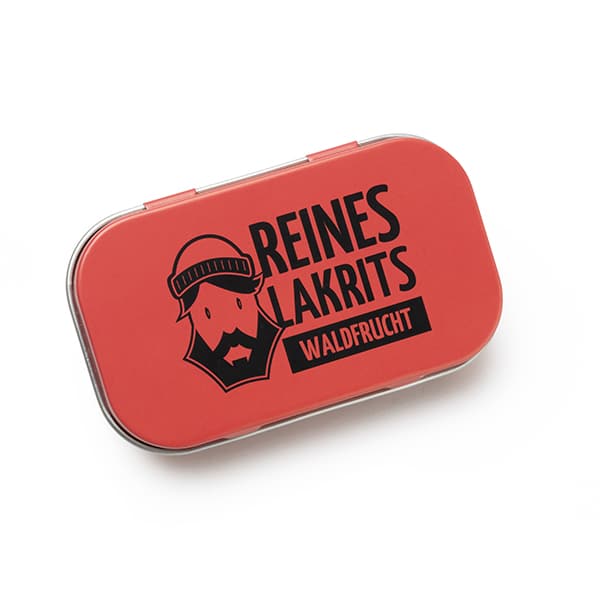 Eine rote Dose von LASSE LAKRITS mit der Aufschrift "Reines Lakritz Waldfrucht" mit schwarzer Schrift und einem bärtigen Mann mit Mütze - perfekt für den Genuss von natürlich leckerem, zuckerfreiem Lakritz.