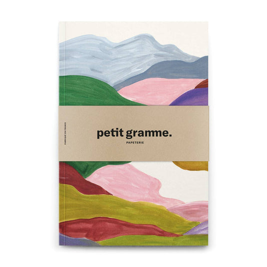 Das Petit Gramme - Mittleres Fjord Notizbuch besticht mit genähtem Einband, abstraktem Landschaftscover in Grün-, Pink-, Lila- und Blautönen und beigem Band mit schwarzem petit gramme. PAPETERIE-Schriftzug.