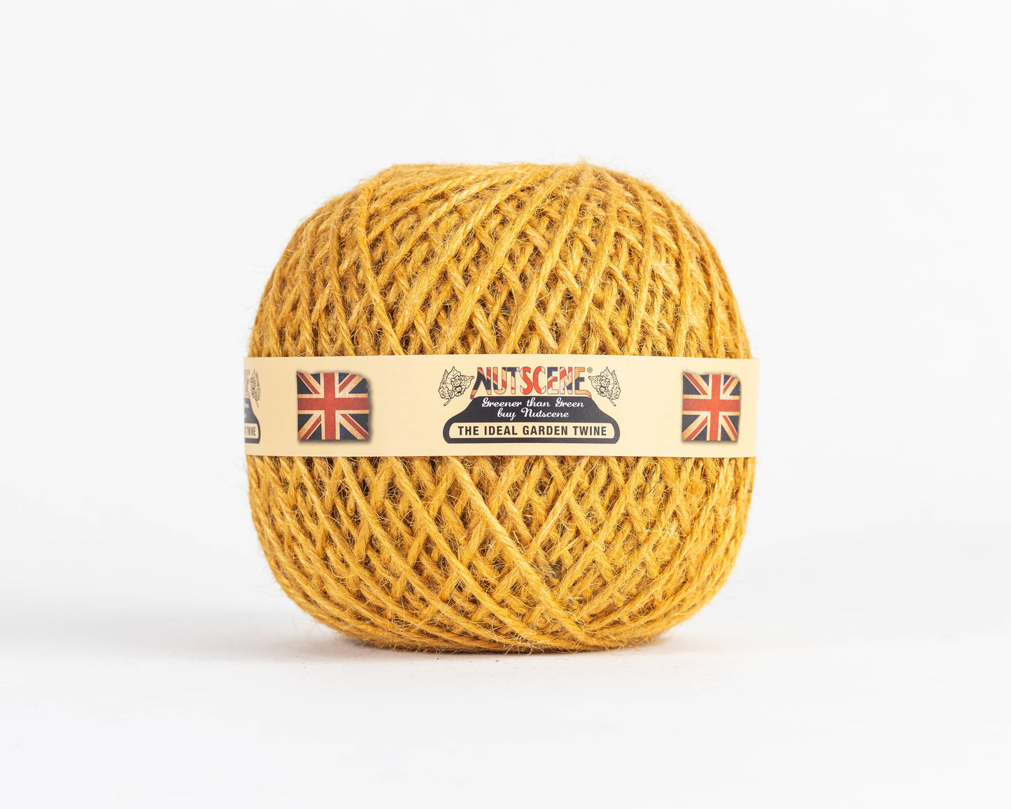 Ein Safran-Knäuel von Nutscene Twines Ltd - Farbenfrohe Jute-Schnurbälle aus der Heritage Twine-Reihe, mit einem Papieretikett mit britischen Flaggen und "THE IDEAL GARDEN TWINE" auf weißem Hintergrund.