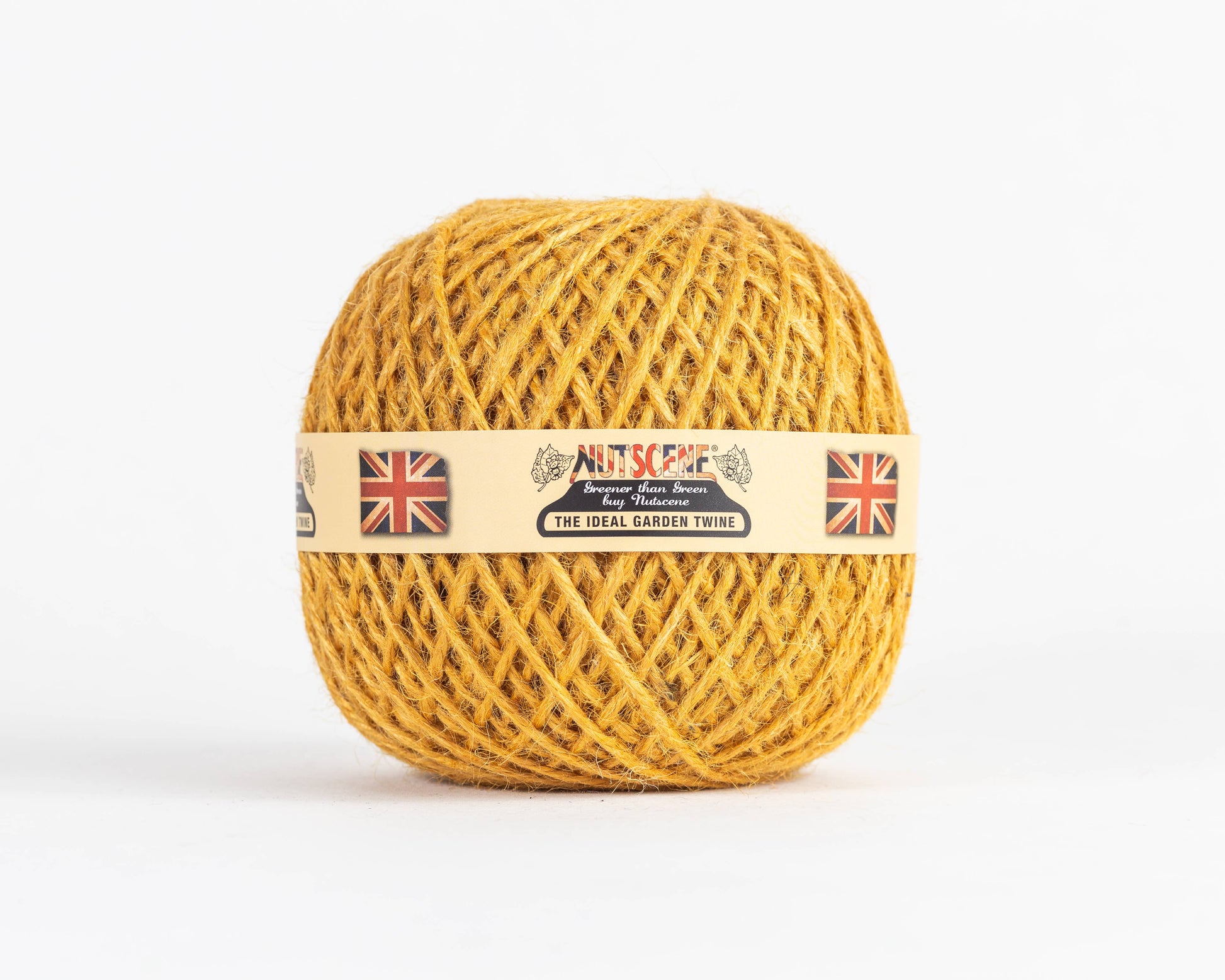 Ein gelber Ball von Nutscene Twines Ltd - Farbenfrohe Jute-Schnurbälle aus der Heritage Twine-Reihe mit einem Etikett, das die britische Flagge und "Nutscene The Ideal Garden Twine, biologisch abbaubar," auf weißem Hintergrund zeigt.