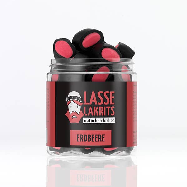 Eine klare LASSE LAKRITS Dose Lakritz Erdbeere enthält schwarze Lakritzbonbons mit rosa Erdbeerfüllung. Das Etikett zeigt einen Cartoon-Mann mit Mütze und Brille. Marke: LASSE LAKRITS, Produkt: Natürlich lecker Dose Lakritz Erdbeere.