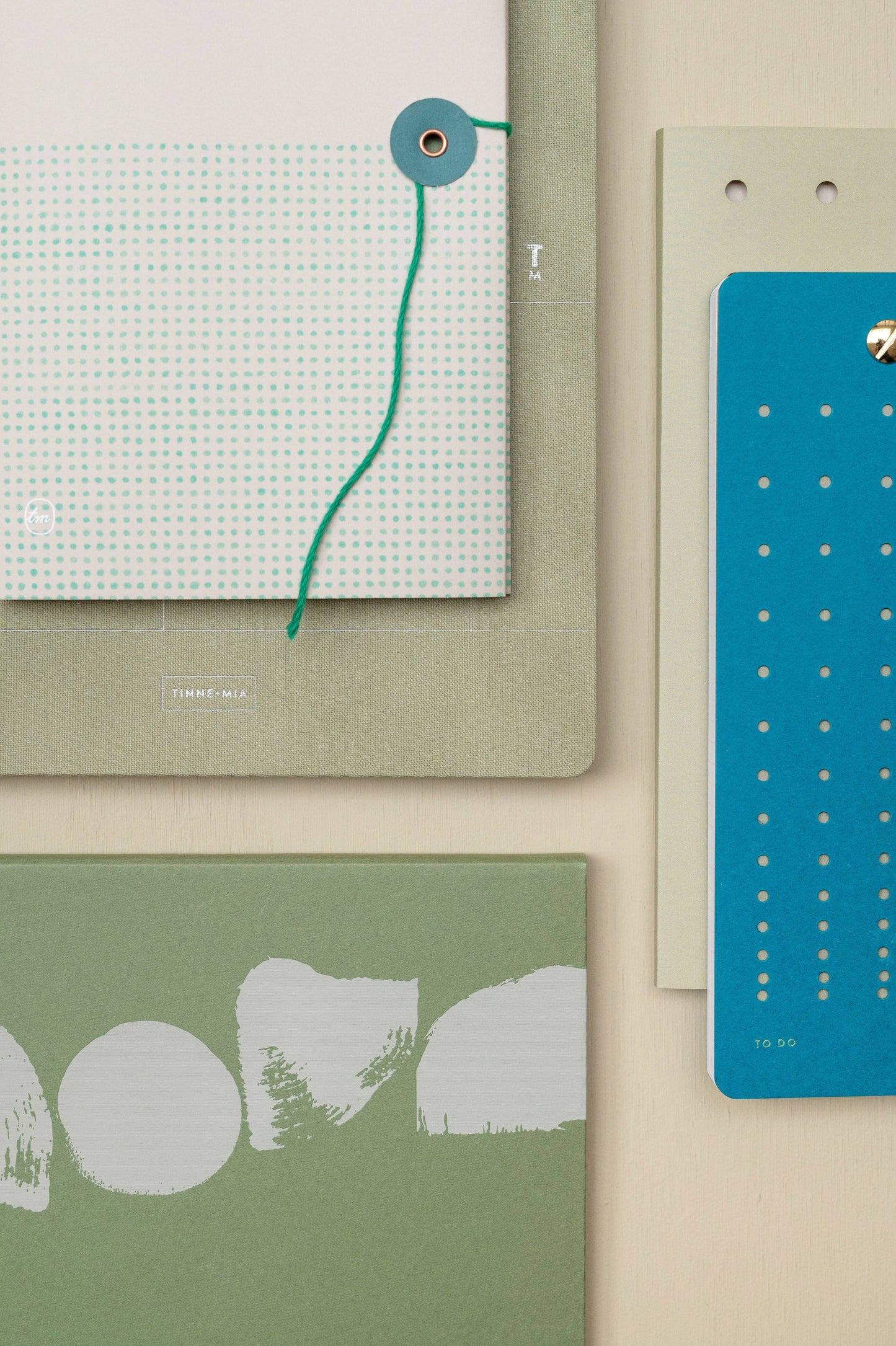 Die Tinne Mia Aufgabenliste - Blaugrün von Tinne Mia ist ein stilvoller Notizblock mit Schnurverschluss, perfekt für die Organisation von Aufgaben, mit FSC-zertifiziertem Papier und einem eleganten blau-grünen Design.