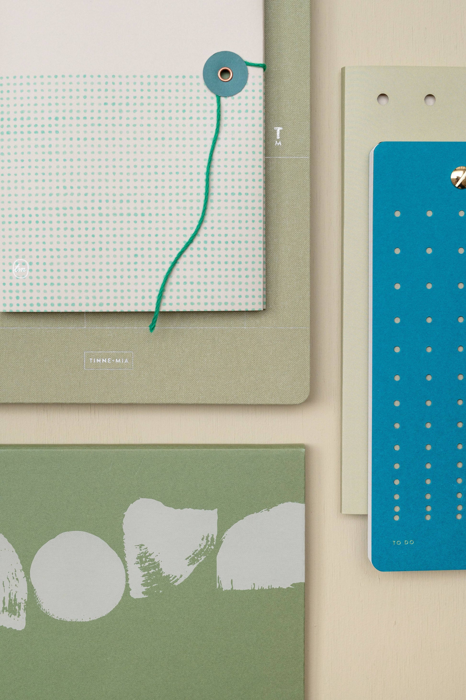 Die Tinne Mia Aufgabenliste - Blaugrün von Tinne Mia ist ein stilvoller Notizblock mit Schnurverschluss, perfekt für die Organisation von Aufgaben, mit FSC-zertifiziertem Papier und einem eleganten blau-grünen Design.