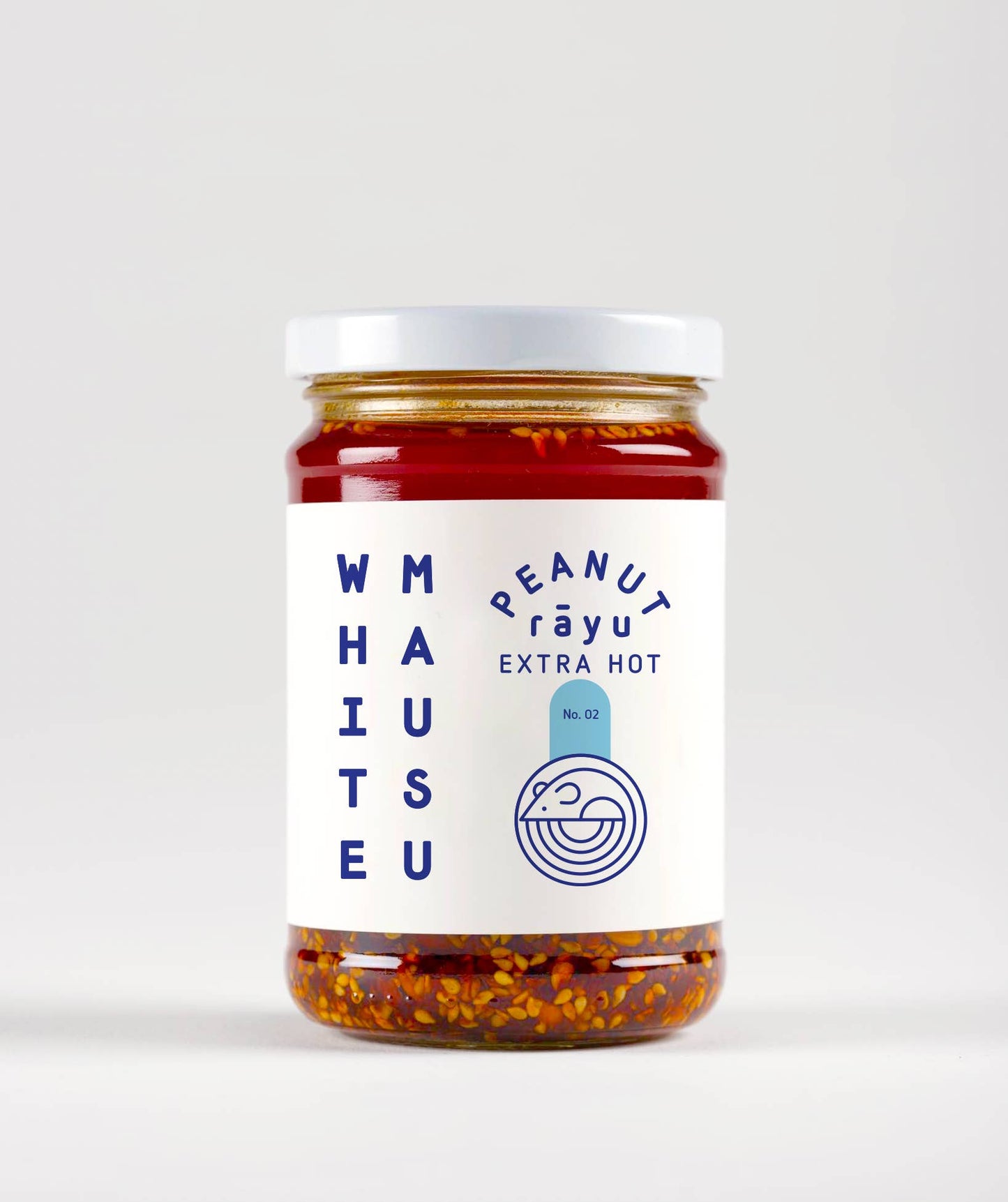 Ein Glas von White Mausu Ltd Erdnuss Rayu Extra Hot, gefüllt mit scharfem Chiliöl, mit sichtbaren Samen und Nüssen im Inneren, vor einem schlichten weißen Hintergrund.