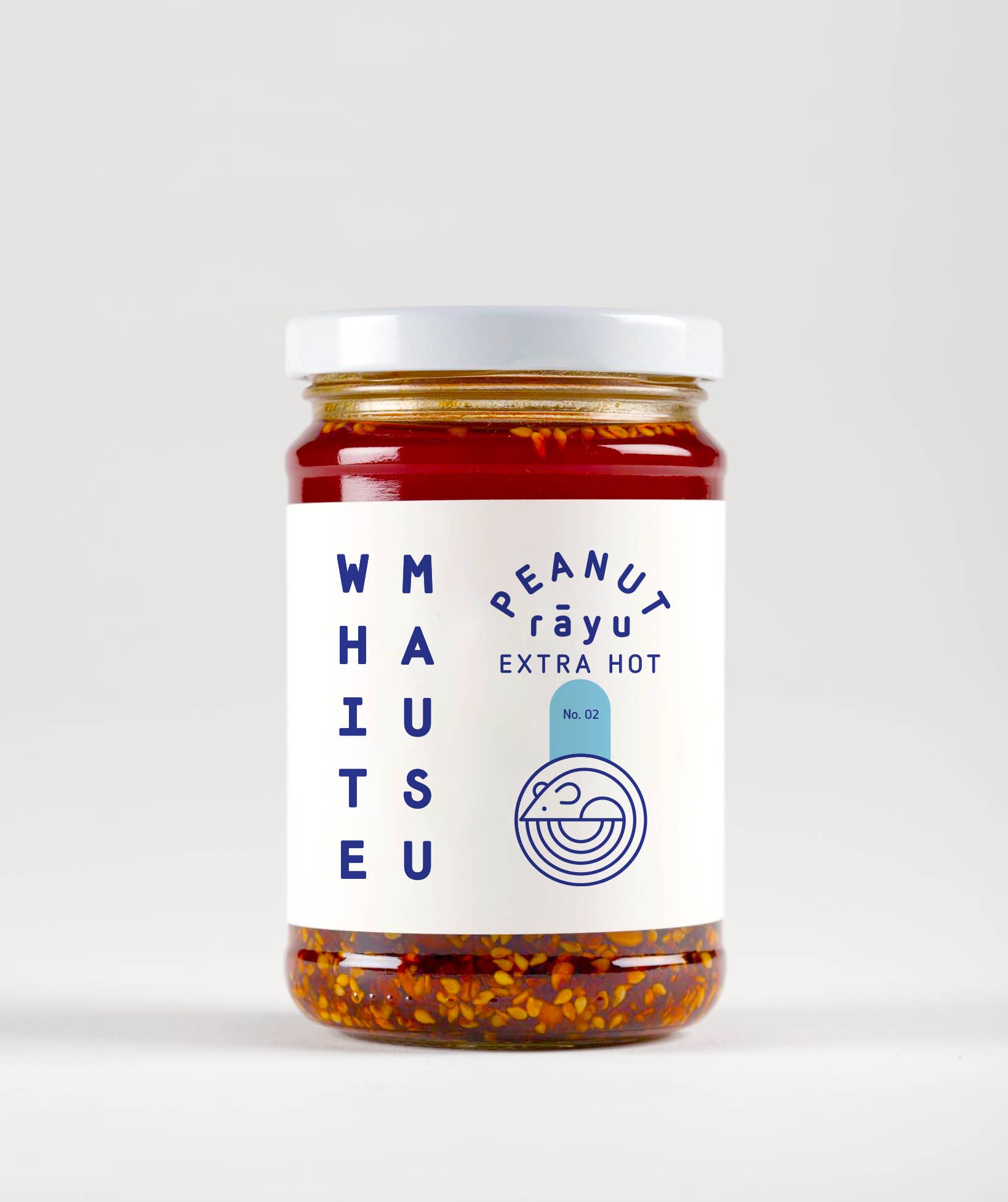 Ein Glas von White Mausu Ltd Erdnuss Rayu Extra Hot, gefüllt mit scharfem Chiliöl, mit sichtbaren Samen und Nüssen im Inneren, vor einem schlichten weißen Hintergrund.