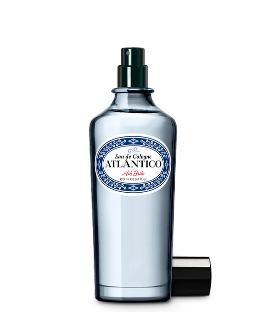 Das Ach.Brito - Eau de Cologne - Atlântico 100 ml besteht aus einem klaren Glasflakon mit blau-weißem Etikett, schwarzer Sprühdüse und silberner Metallkappe und verströmt einen erfrischenden Duft.