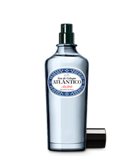 Lade das Bild in den Galerie-Viewer, Das Ach.Brito - Eau de Cologne - Atlântico 100 ml besteht aus einem klaren Glasflakon mit blau-weißem Etikett, schwarzer Sprühdüse und silberner Metallkappe und verströmt einen erfrischenden Duft.
