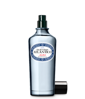 Das Ach.Brito - Eau de Cologne - Atlântico 100 ml besteht aus einem klaren Glasflakon mit blau-weißem Etikett, schwarzer Sprühdüse und silberner Metallkappe und verströmt einen erfrischenden Duft.
