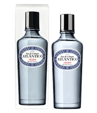 Lade das Bild in den Galerie-Viewer, Zwei Ach.Brito - Eau de Cologne - Atlântico 100 ml Glasflaschen mit Metallkappen: eine verpackt, eine nicht verpackt. Beide haben blaue und weiße Etiketten mit roten Textakzenten und bieten einen erfrischenden Duft.
