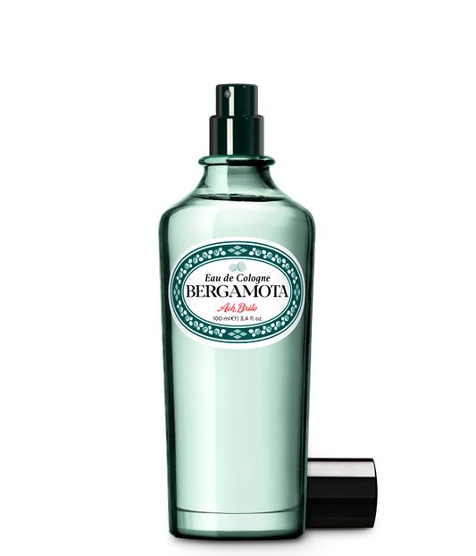 Ach.Brito - Eau de Cologne - Bergamota 100 ml ist ein klarer grüner Glasflakon mit einer Pumpe, Vintage-Stil Etikett, und enthält 3,4 fl. oz von diesem erfrischenden Duft von Ach.Brito.