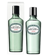 Lade das Bild in den Galerie-Viewer, Zwei klare grüne Glasflaschen von Ach.Brito - Eau de Cologne - Bergamota 100 ml, mit silbernen Verschlüssen und dekorativen Etiketten in Schwarz und Rot, stehen neben einer weißen Schachtel mit passendem Design und vermitteln einen erfrischenden Duft.
