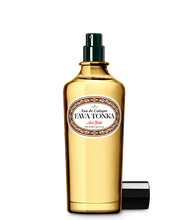 Lade das Bild in den Galerie-Viewer, Der goldgelbe Glasflakon von Ach.Brito - Eau de Cologne - Fava Tonka 100 ml hat einen schwarzen Sprühkopf, ein weißes Etikett mit dunkler Schrift und eine Kappe daneben, die den einzigartigen Tonkabohnen-Duft dieses Ach.Brito-Duftes hervorhebt.
