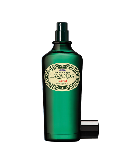 Ein grüner Glasflakon von Ach.Brito - Eau de Cologne - Lavander 100 ml mit beigem Etikett und Sprühkopf, daneben die schwarze Kappe auf weißem Grund, verkörpert den klassischen Lavendelduft.