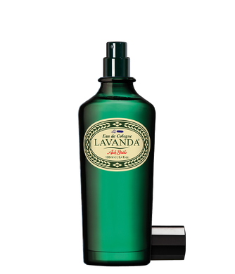 Ein grüner Glasflakon von Ach.Brito - Eau de Cologne - Lavander 100 ml mit beigem Etikett und Sprühkopf, daneben die schwarze Kappe auf weißem Grund, verkörpert den klassischen Lavendelduft.
