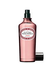Lade das Bild in den Galerie-Viewer, Ein rosafarbener Glasflakon von Ach.Brito Eau de Cologne Magnolia 100 ml mit dunklem Sprühkopf, weißem Etikett mit roter und schwarzer Schrift und daneben liegendem Verschluss, der den Duft andeutet.
