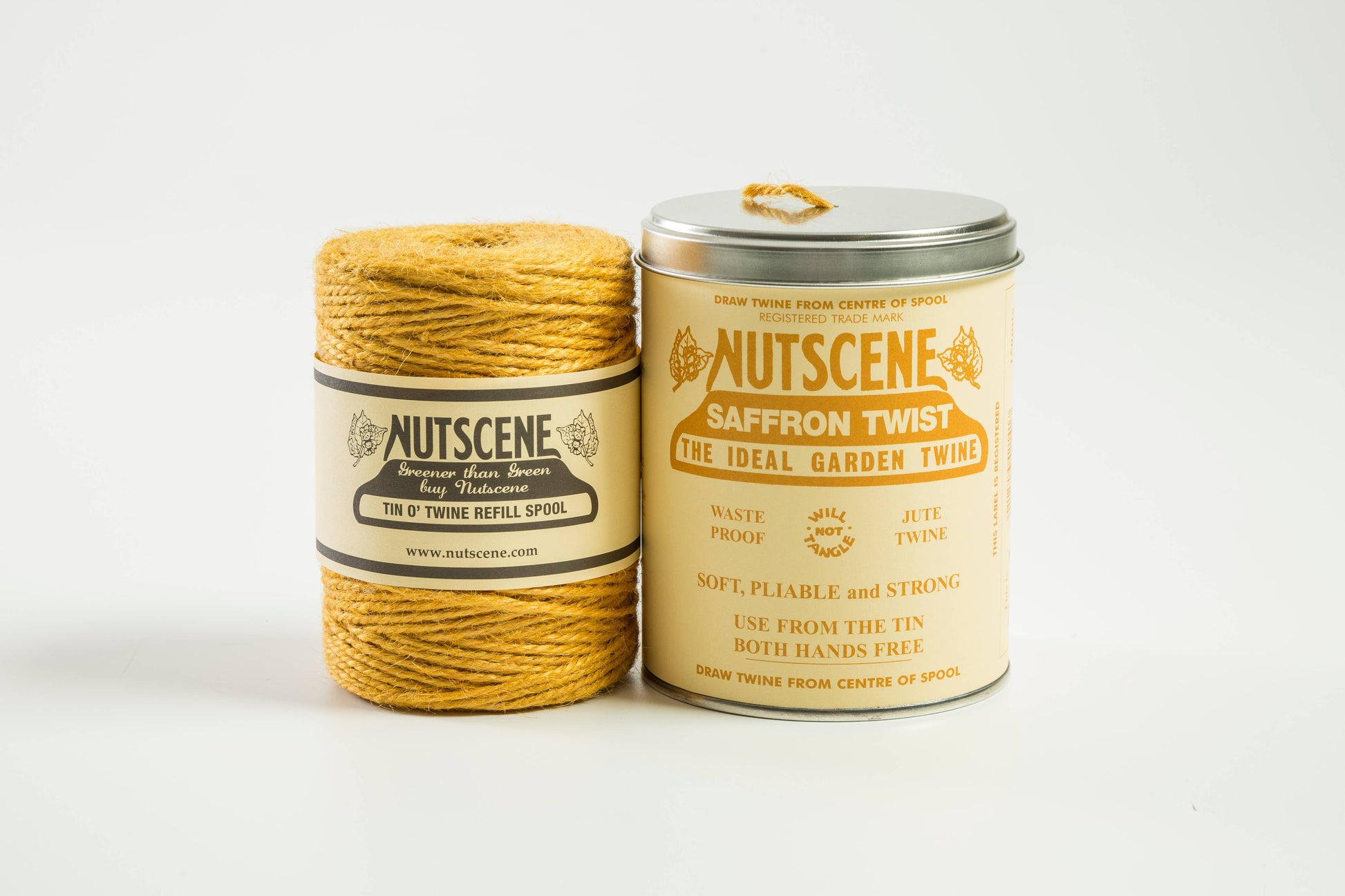 Eine Spule mit gelbem Jutegarn von Nutscene Twines Ltd liegt neben einer ikonischen Dose mit Nutscene Twine – Schnur in einer Dose (490 Fuß), beide auf einem schlichten weißen Hintergrund.