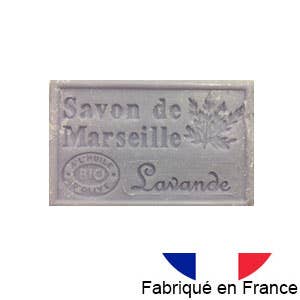 Ein rechteckiger Dampa 1975 - Marseiller Seife mit Bio-Olivenöl-Lavendelduft Riegel, geprägt mit Lavendel, verströmt einen dezenten Lavendelduft, zeigt eine kleine französische Flagge und den Text "Fabriqué en France" am unteren Rand.
