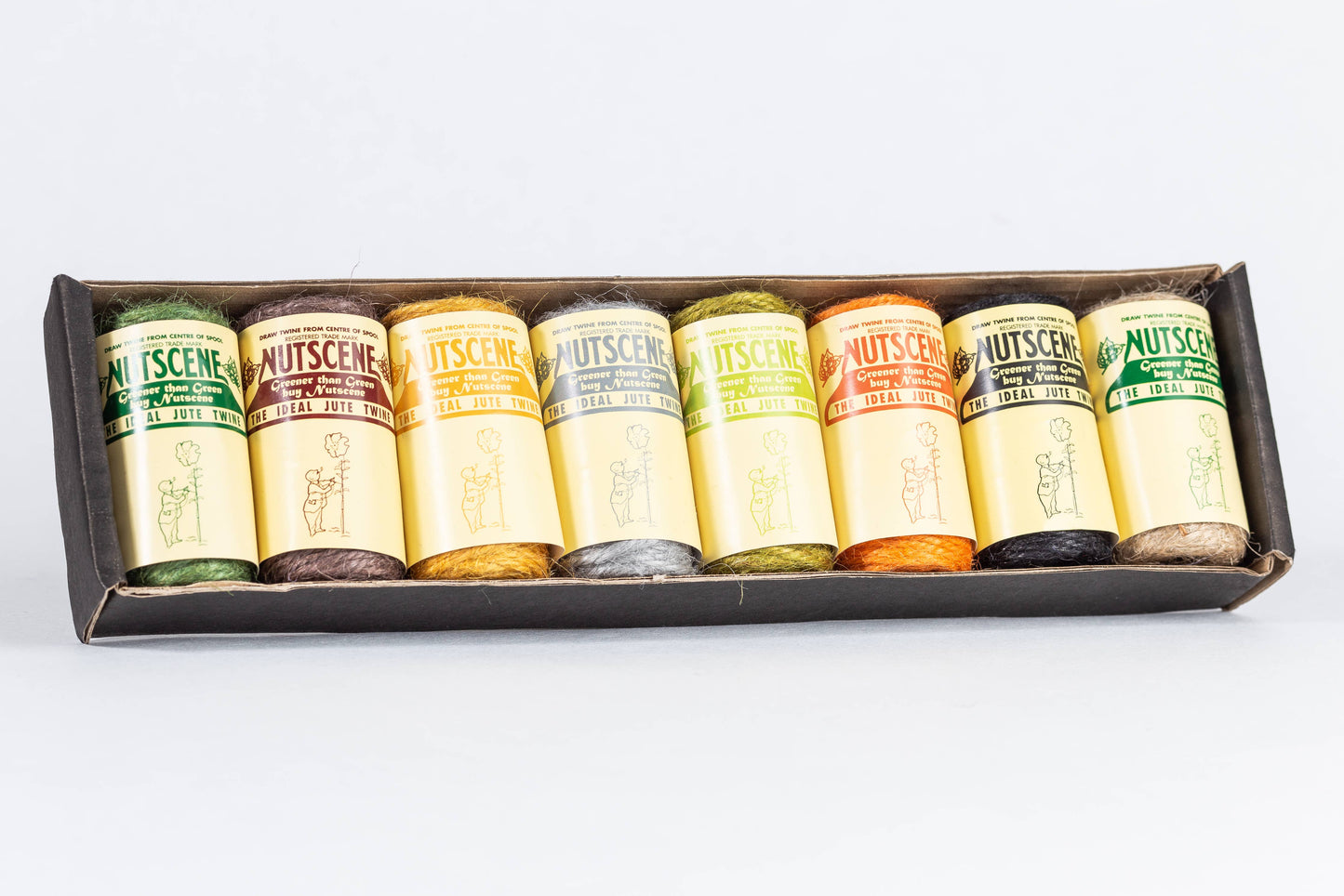 Das Nutscene Twines Ltd Geschenkset aus der Mini-Twines-Kollektion enthält 8 farbige Minischnüre (je 42 Fuß) in einer stilvollen Box – ideal für Liebhaber hochwertiger Jutegarne.