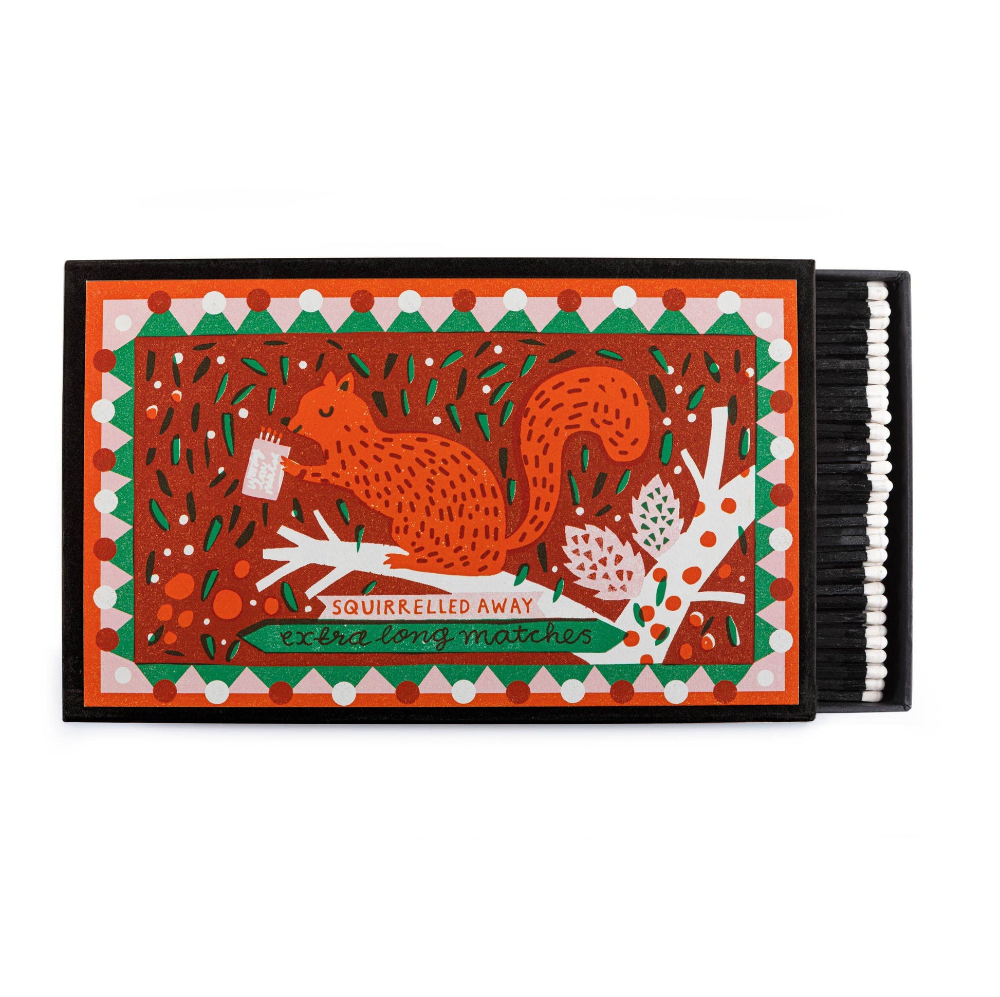Die Archivist Gallery | Squirrelled Away Giant quadratische Streichholzschachteln zeigen ein rotes Eichhörnchen mit einem Streichholz und buntem Laub. Auf dem Etikett der Schachtel steht "Squirreled away extra long matches" und im Inneren befinden sich schwarze Streichhölzer.