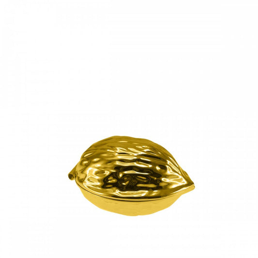 Das AULICA - Goldener Nussknacker kleines Modell (9x6,5x5,5cm) von AULICA glänzt auf weißem Hintergrund und verleiht Ihrer Kücheneinrichtung einen einzigartigen Touch.