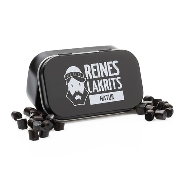 Eine schwarze Dose LASSE LAKRITS – natürlich lecker – Dose Reines Lakritz Natur, mit einem bärtigen Gesicht auf dem Deckel, ist umgeben von Lakritzstückchen aus natürlichen Zutaten auf weißem Hintergrund.