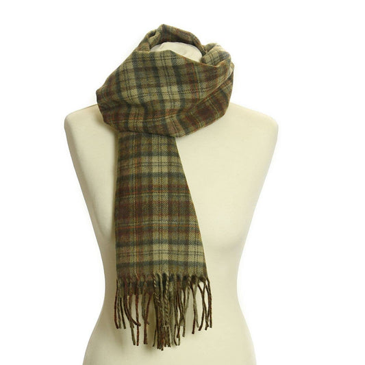 Eine Schaufensterpuppe modelliert den Tweedmill Textiles - Lammwoll-Landkaro-Schal in kariert, aus 100% Lammwolle in grün, braun und beige mit ausgefransten Enden. Der kuschelige Schal wird locker um den Hals drapiert.