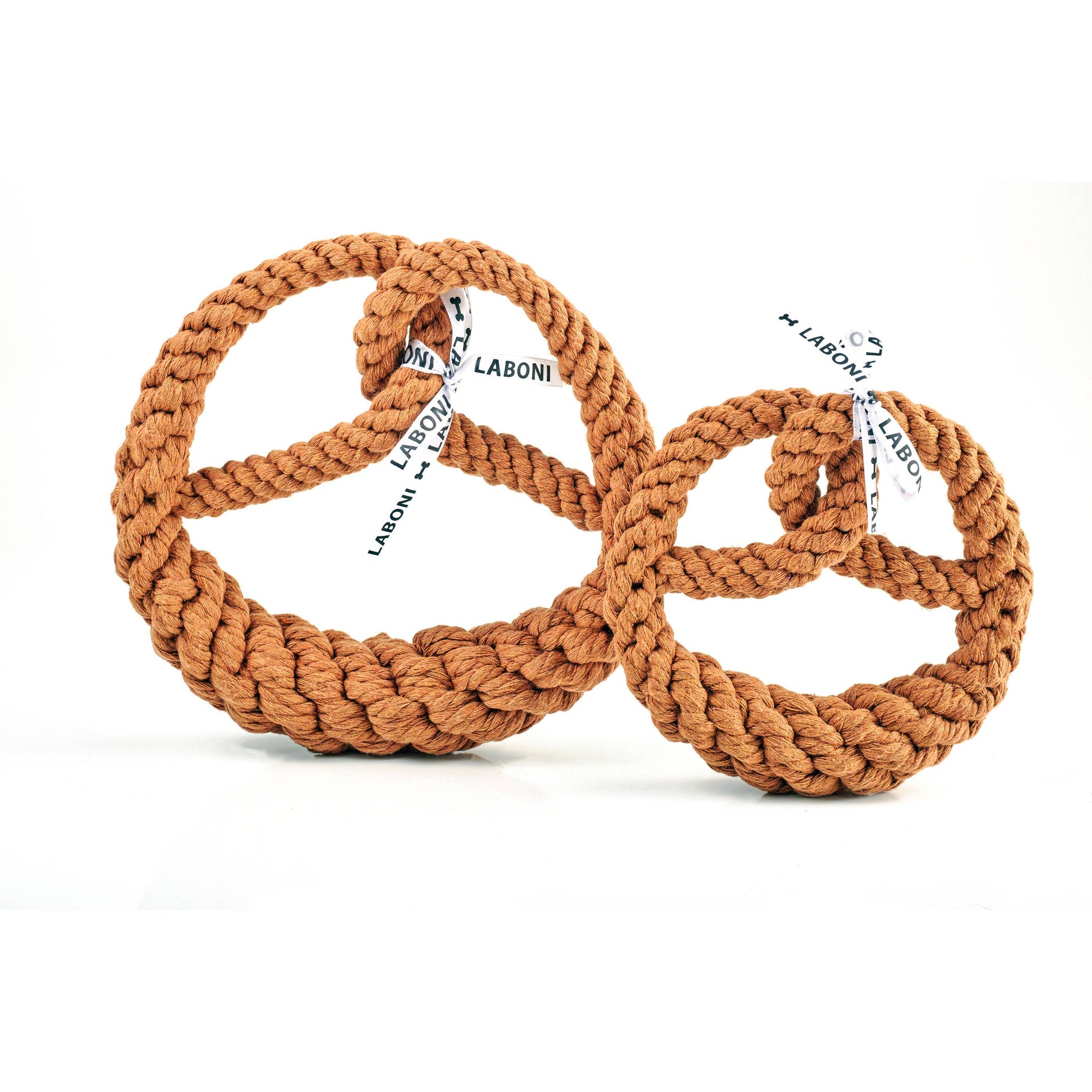 Zwei runde, braune LABONI - Volentis GmbH - Britta Brezel Seilspielzeuge unterschiedlicher Größe aus Baumwolle, zahnreinigend, jeweils mit weißem LABONI-Anhänger, sind nebeneinander auf weißem Hintergrund abgebildet.