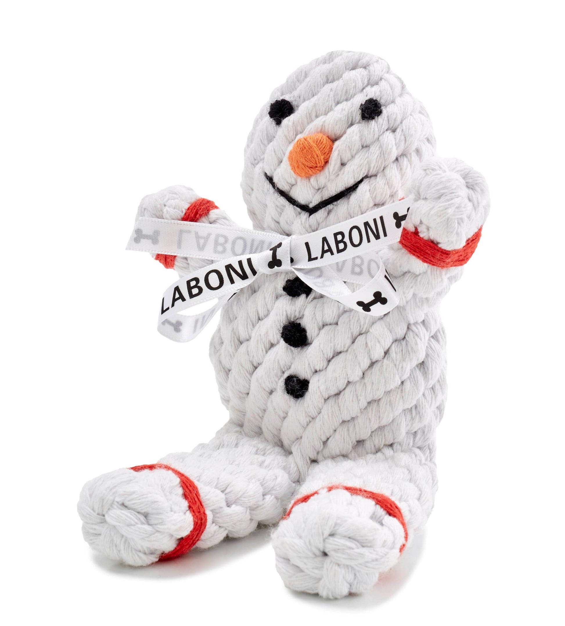 Das LABONI - Volentis GmbH Shawn der Schneemann Hundespielzeug ist ein Plüschschneemann aus gedrehtem grauen Seil mit zahnreinigenden Baumwollfasern, schwarzen Knopfaugen, einer orangen Nase, roten Akzenten und einem weißen LABONI-Band mit Knochenaufdrucken um den Hals.