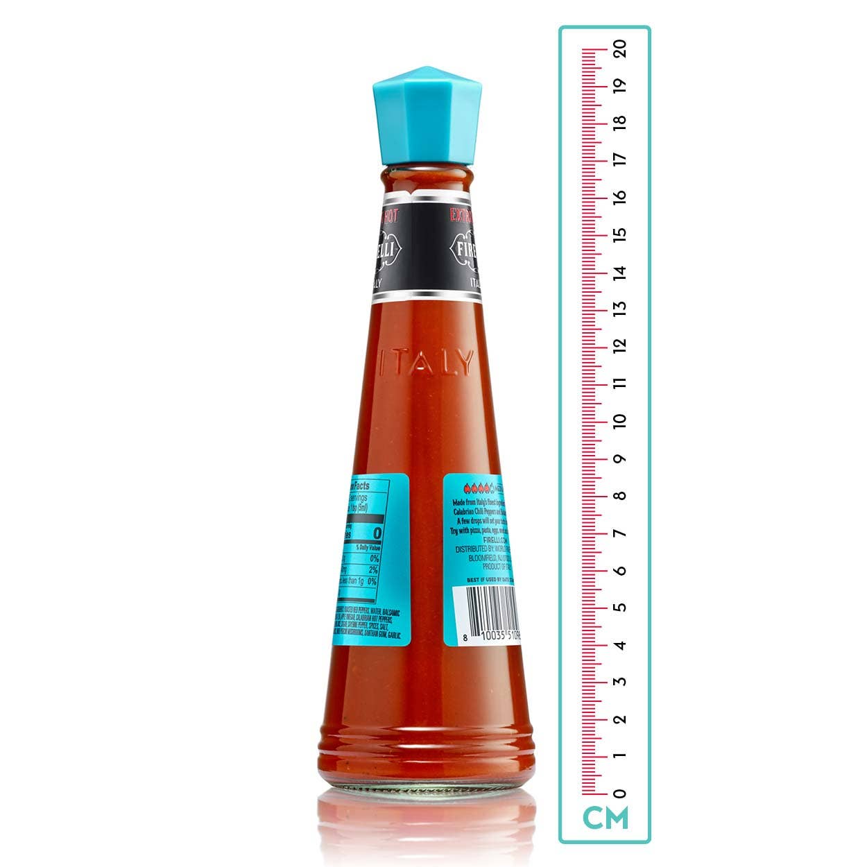 Eine Firelli - Casa Firelli Extra scharfe italienische Sauce 148 ml Glasflasche mit blauem Deckel steht auf einem Lineal, ist ca. 20 cm hoch, trägt blaue Etiketten mit 'Italien' und wird mit kalabrischen Chilis hergestellt.