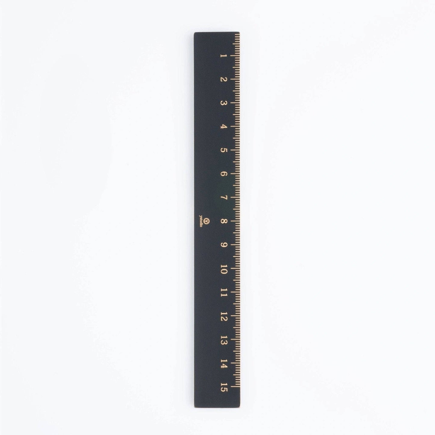 Das ENTREPÔT - YSTUDIO Klassischer Reflect Lineal aus schwarzem Messing mit goldenen Markierungen misst bis zu 15 cm und liegt auf weißem Hintergrund.