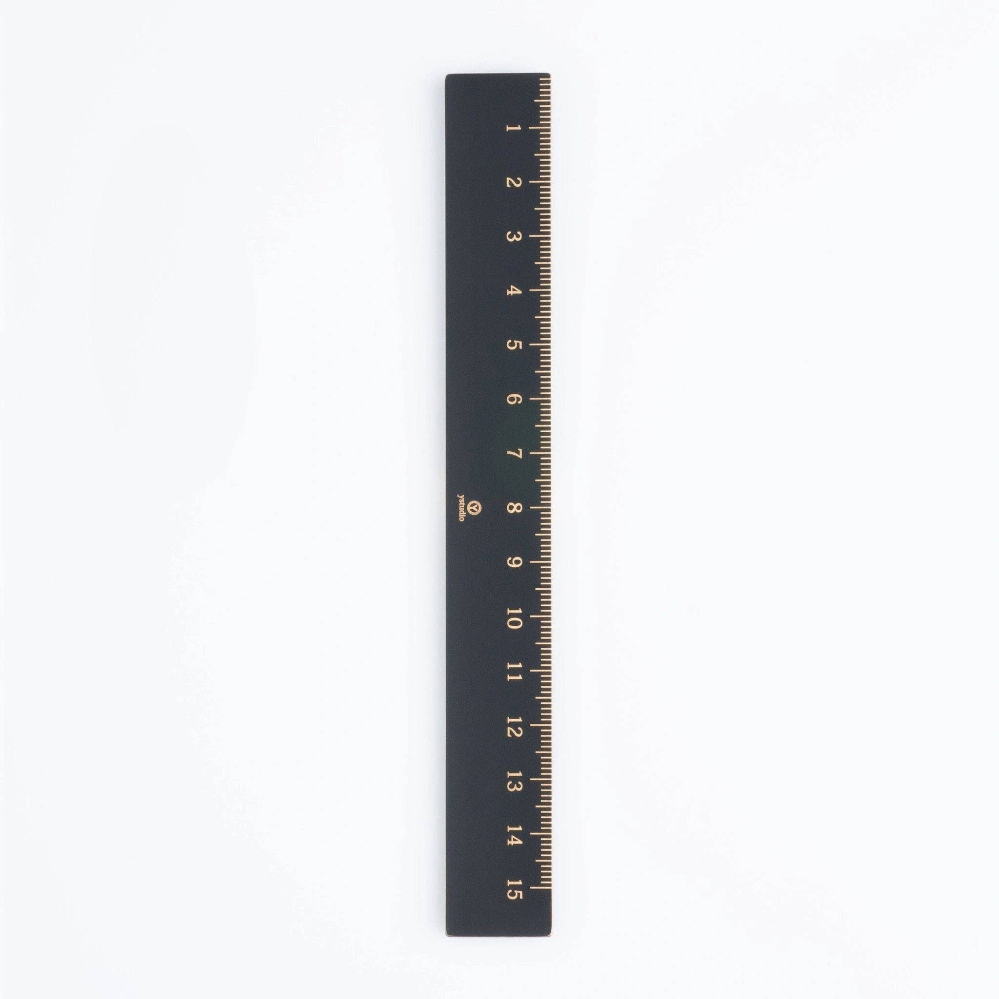 Das ENTREPÔT - YSTUDIO Klassischer Reflect Lineal aus schwarzem Messing mit goldenen Markierungen misst bis zu 15 cm und liegt auf weißem Hintergrund.