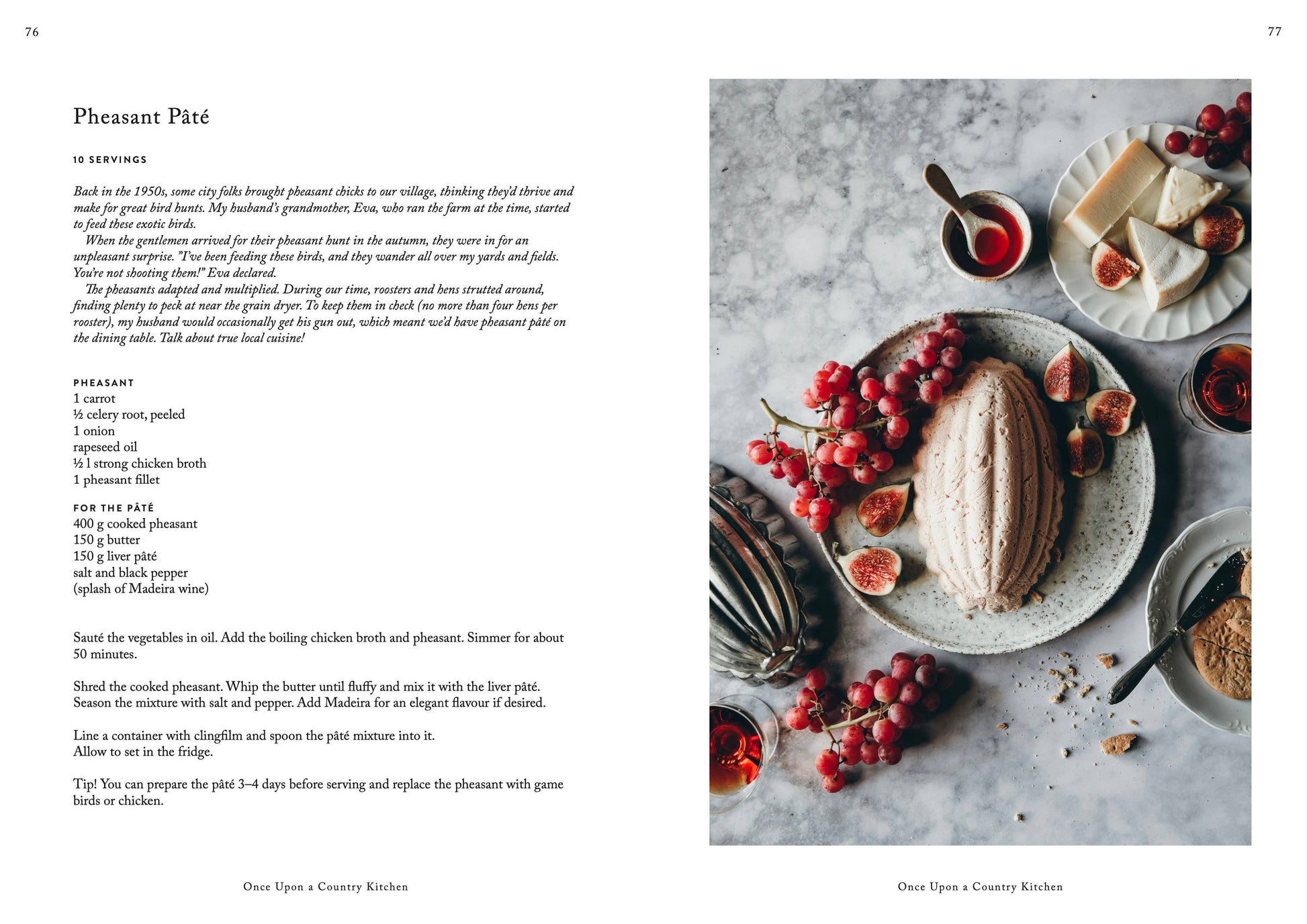 Eine Doppelseite aus „Es war einmal eine Landhausküche“ von Cozy Publishing zeigt ein Rezept für Fasanenpastete und ein stilisiertes Foto mit Pastete, Brot, roten Johannisbeeren und Getränken – und unterstreicht so die rustikale Reinheit und den Charme von Landhausküchen.