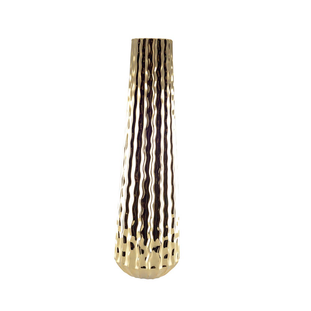 Die AULICA – GLÄNZENDE GOLDENE VASE (15,5 x 15,5 x 55,5 cm) von AULICA hat eine hohe, schmale Form mit glänzender Oberfläche und vertikaler Wellenstruktur, die vor einem schlichten weißen Hintergrund dargestellt wird.