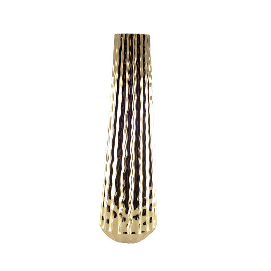Die AULICA – GLÄNZENDE GOLDENE VASE (15,5 x 15,5 x 55,5 cm) von AULICA hat eine hohe, schmale Form mit glänzender Oberfläche und vertikaler Wellenstruktur, die vor einem schlichten weißen Hintergrund dargestellt wird.