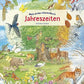 Das Buch "Mein erstes Wimmelbuch - Jahreszeiten" aus dem Esslinger Verlag besticht durch ein farbenfrohes Cover mit einem Baum in der Mitte, der von Tieren, Pflanzen und Insekten umgeben ist, sowie einer Jahresuhr mit den Jahreszeiten Frühling, Sommer, Herbst und Winter.