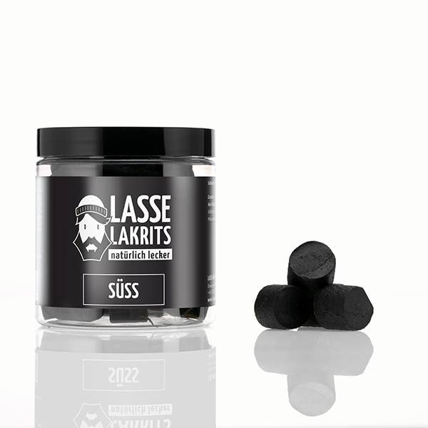 Eine klare LASSE LAKRITS - natürlich lecker - Dose Lakritz Süss von LASSE LAKRITS mit schwarz-weissem Etikett steht neben vier sauber gestapelten veganen Lakritzstücken auf weissem Hintergrund.