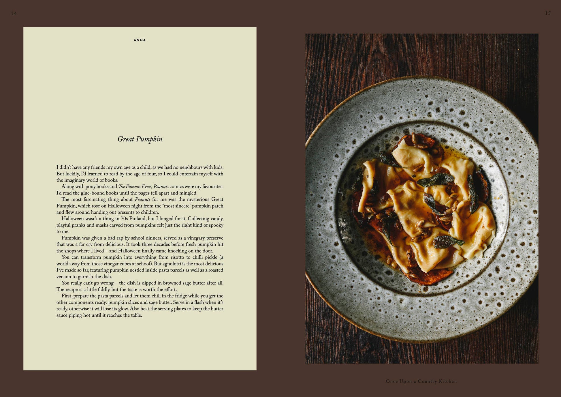 Eine Draufsicht auf breite Nudelstreifen, Pilze und Gemüse auf einem rustikalen Teller erinnert an die Wärme einer Landhausküche. Links ist eine Seite aus „Once upon a country kitchen“ von Cozy Publishing zu sehen.