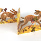 Die Hasen Collage Karte von Mark Hearld von Art Angels ist eine farbenfrohe Leporello Pop-up Karte mit zwei braunen Hasen, die durch detailliertes Laub springen, mit komplizierten Pflanzen- und Blattdesigns, die von Mark Hearlds Kunstwerken inspiriert sind.