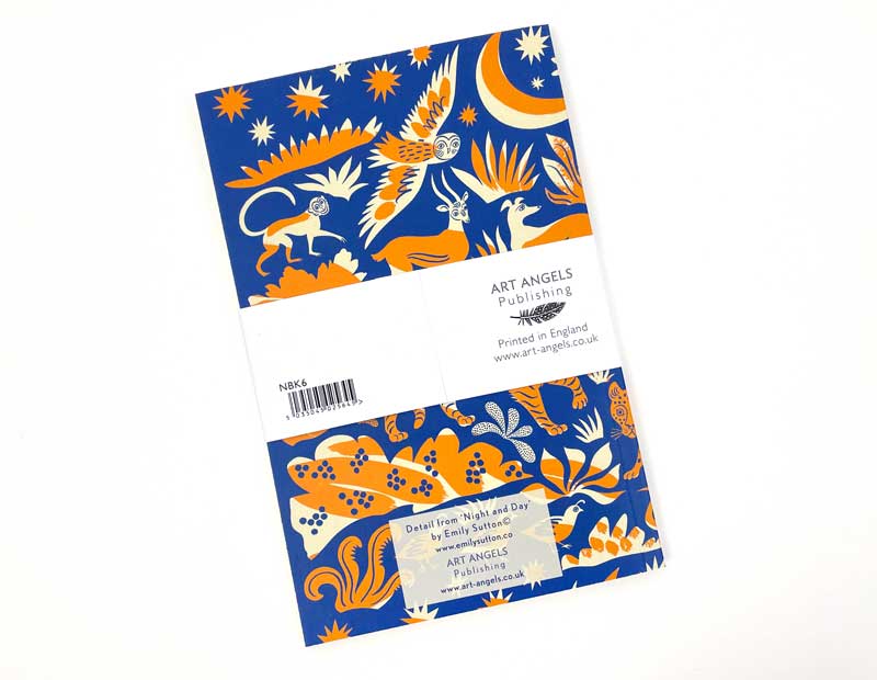 Das "Art Angels - Notizbuch Nacht und Tag - Emily Sutton" zeichnet sich durch ein farbenfrohes, naturbezogenes Cover mit Vögeln, Pflanzen, Sternen und einem Affen aus. Auf der Rückseite befinden sich ein Barcode, Informationen zum Art Angels Verlag und ein Emily Sutton Notizbuch-Aufkleber.