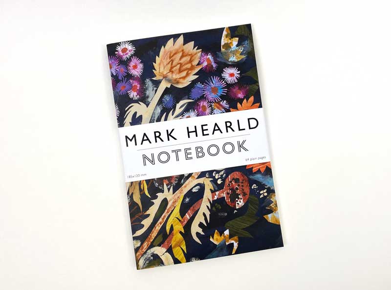 Das Art Angels - Notizbuch Sonnenblumen und Michaelmas von Mark Hearld zeichnet sich durch ein lebhaftes Blumen- und Blattmotiv auf einem dunklen Einband aus, der auf einer weißen Fläche platziert ist.