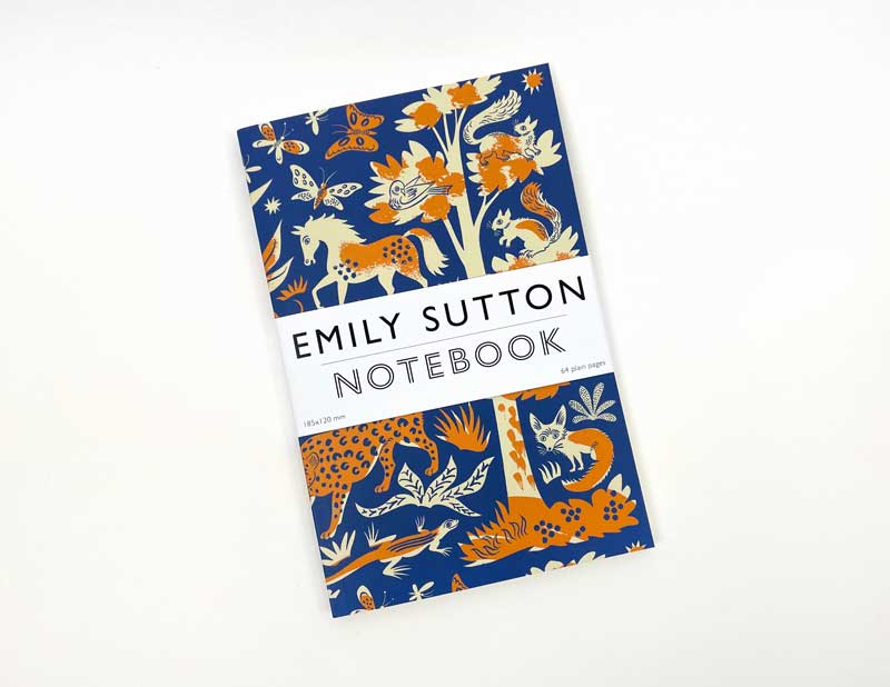 The Art Angels - Notizbuch Nacht und Tag von Emily Sutton hat einen blau-orangefarbenen Einband mit illustrierten Tieren und Pflanzen sowie einen weißen Streifen in der Mitte, der den Titel und den Namen der Autorin zeigt.