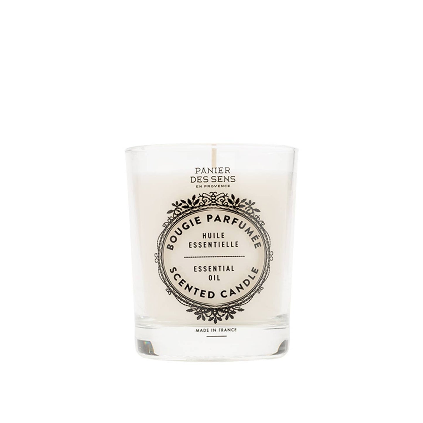 Eine weiße Duftkerze von Panier Des Sens, Provence 180 g, in einem klaren Glasgefäß mit floralem Etikett und der Aufschrift "Bougie Parfumée" und "Essential Oil Scented Candle", duftet frisch nach Zitrone und ätherischen Ölen. Hergestellt in Frankreich.