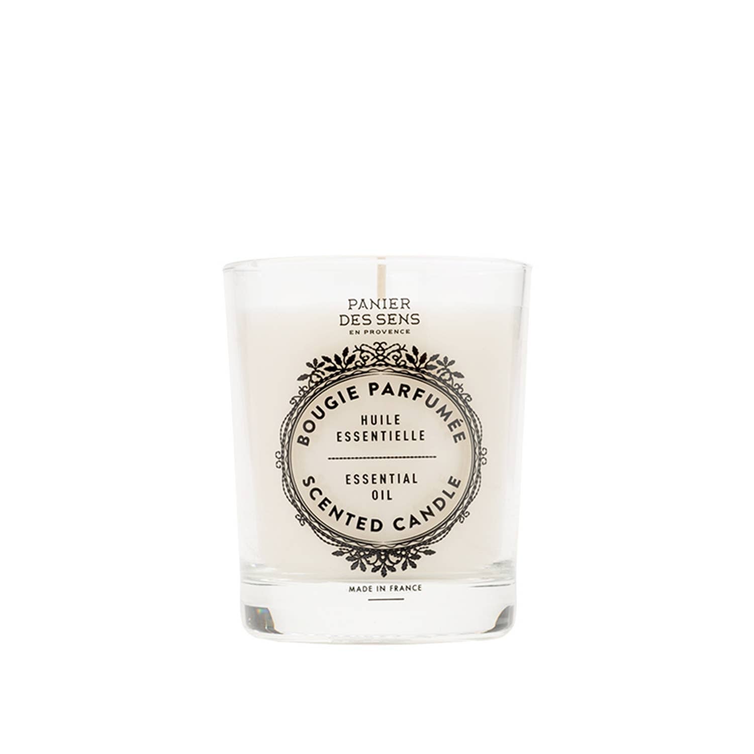 Eine weiße Duftkerze von Panier Des Sens, Provence 180 g, in einem klaren Glasgefäß mit floralem Etikett und der Aufschrift "Bougie Parfumée" und "Essential Oil Scented Candle", duftet frisch nach Zitrone und ätherischen Ölen. Hergestellt in Frankreich.